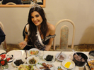 Yesica Di Vincenzo (Miss Universo Argentina) degustando la comida coreana.