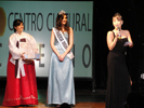 La presentadora Jungwa Lee junto a Miss Universo Argentina y una chica argentina en hanbok, realizando el sorteo.
