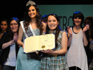 Miss Universo Argentina, Yesica Di Vincenzo, hace entrega del tercer premio a Carla Belén. 