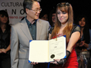 El Embajador hace entrega a Victoria del primer premio.