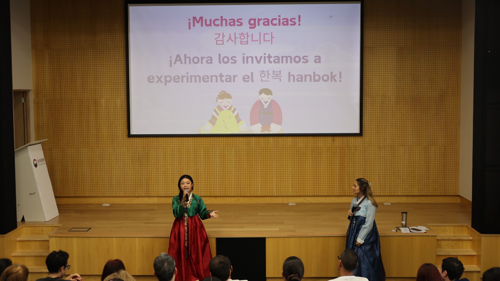 Charla "Corea más cerca: edición Seollal" en la Gran Sala del Centro Cultural Coreano en Argentina.