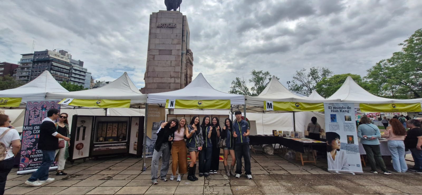 야외 부스앞에 있는 사람들