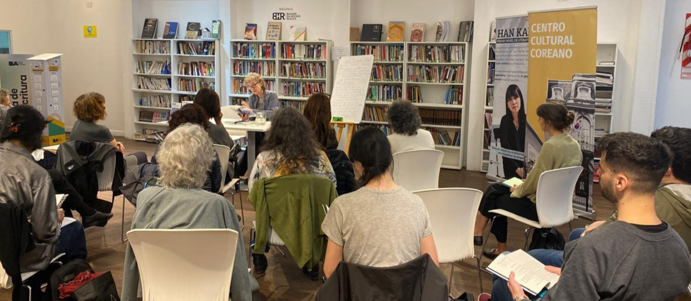 도서관에서 앉아있는 사람들