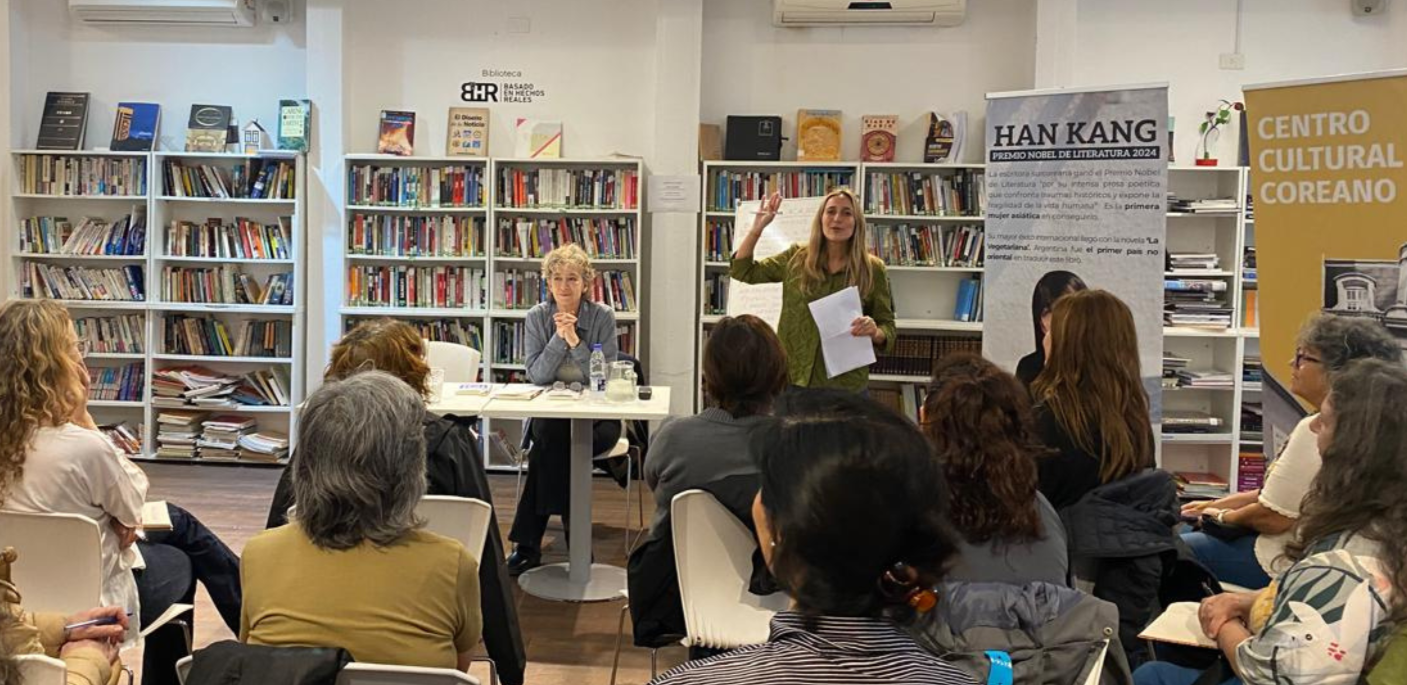 도서관에서 독서모임을 하는 앉아있는 사람들