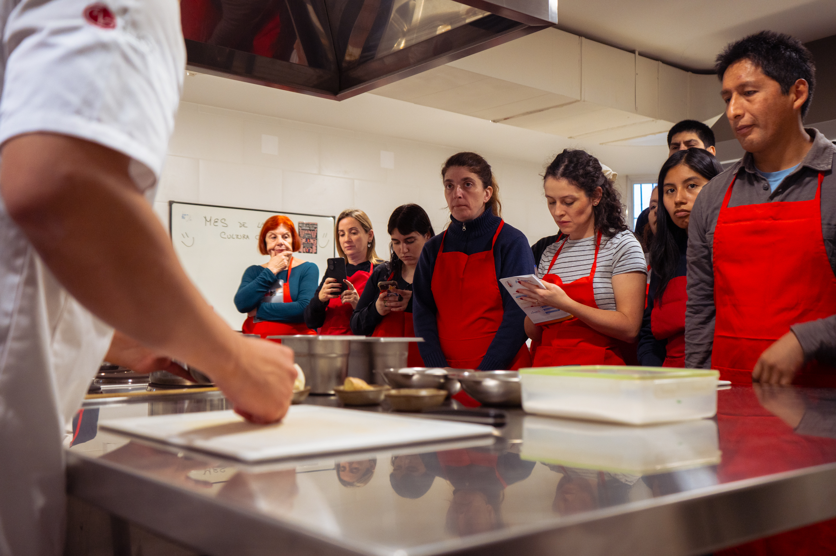 요리하고있는걸 보고있는 사람들
