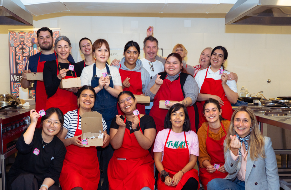 앞치마를 입고 정면을 보고있는 사람들