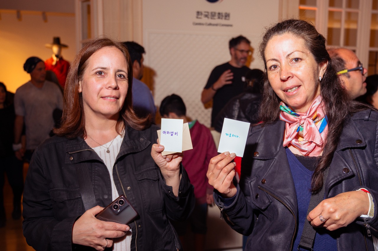 하얀 종이를 들고 있는 두 여성