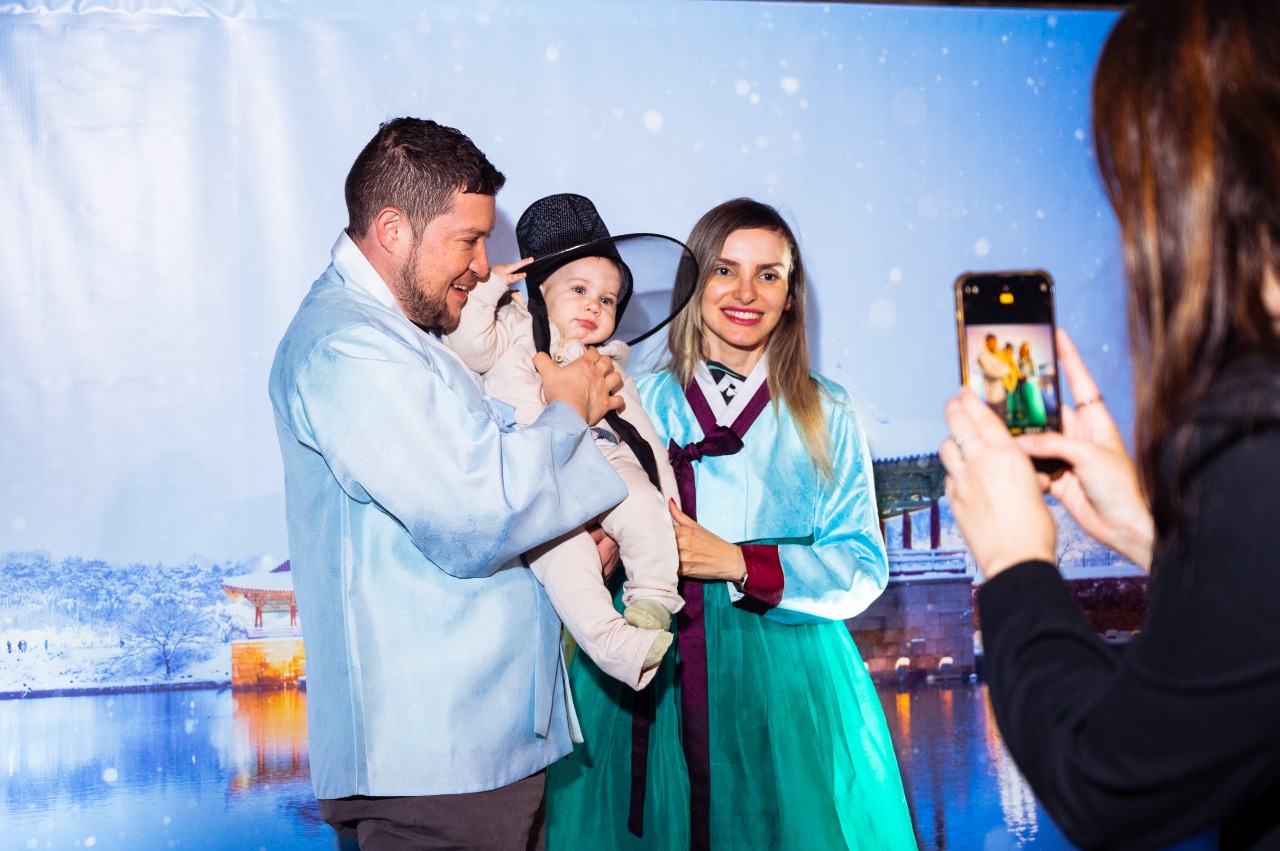 한복을 입고있는 남자,아이,여자