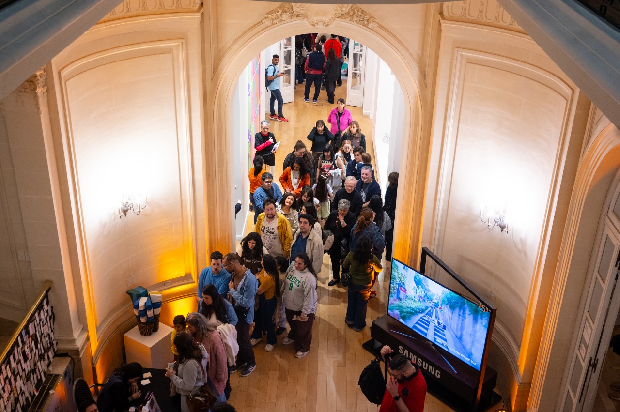 줄을서 기다리고있는 사람들