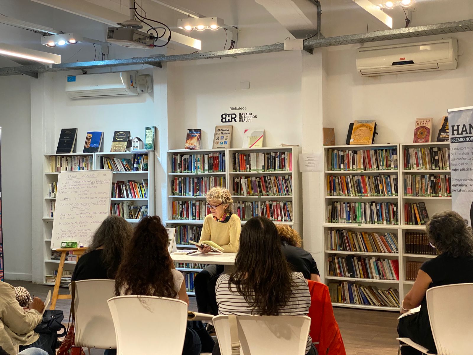 도서관에서 책을 읽고있는 사람들