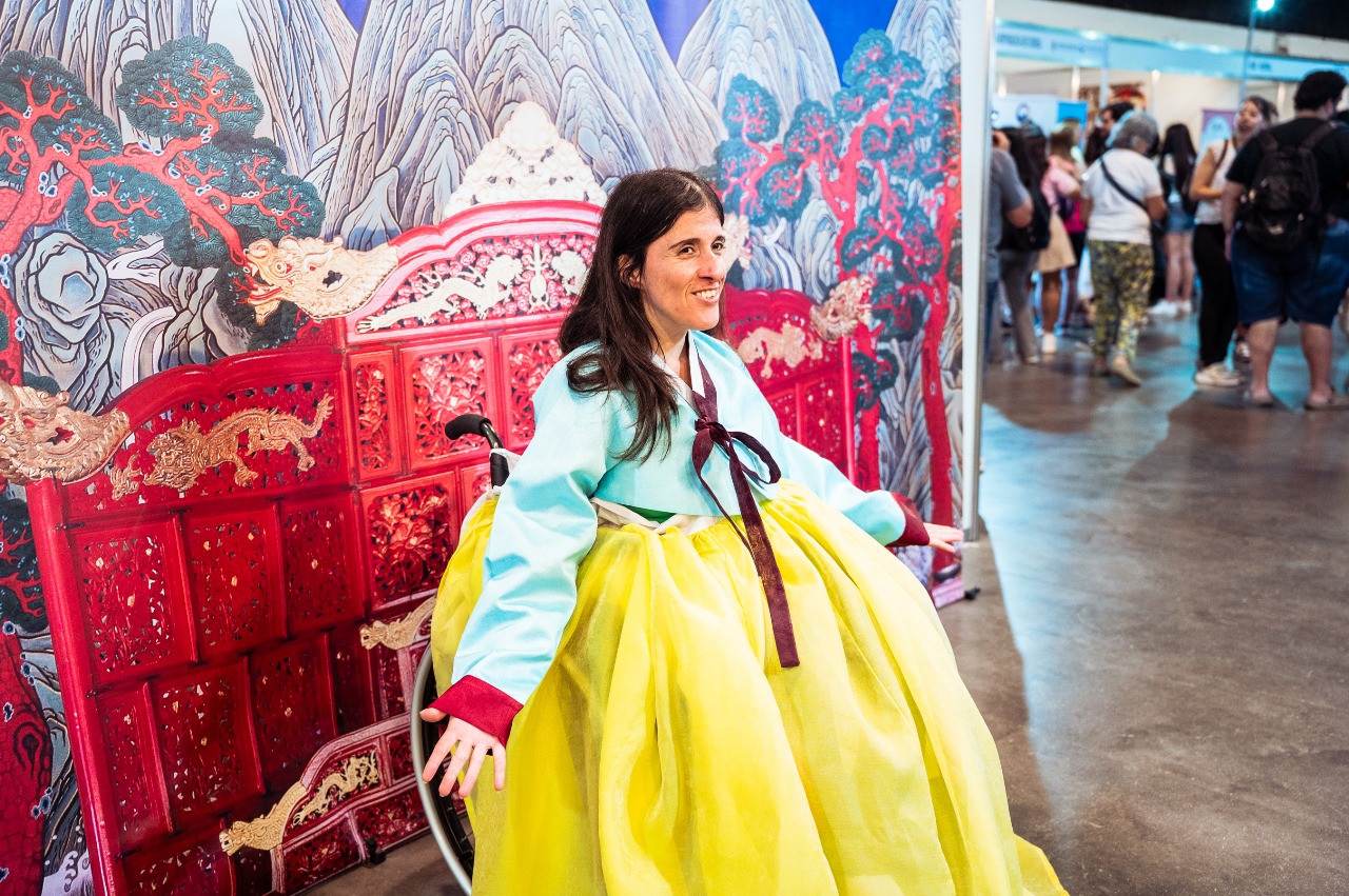 한복을 입고 있는 여성