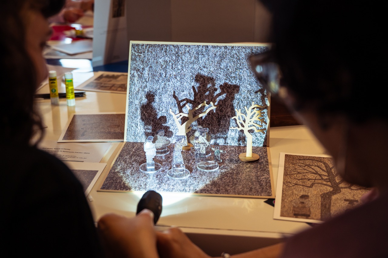 손정등으로 피사체를 비추는 사람들