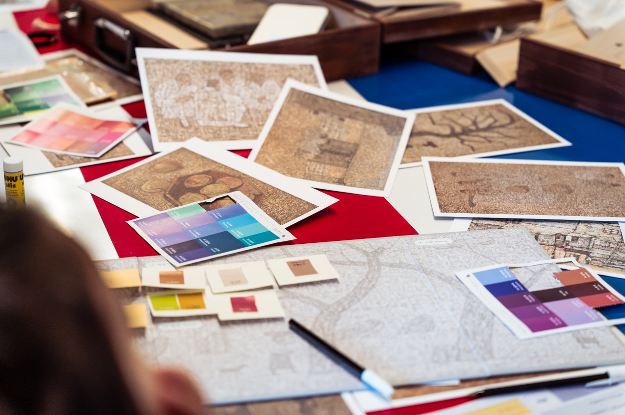 책상에 놓여있는 그림들