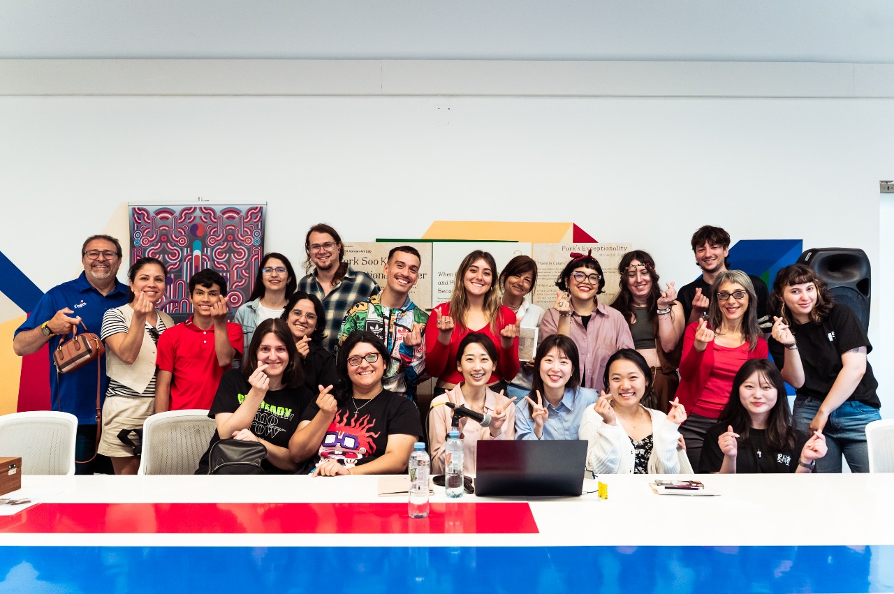 정면을 보고앉아있는 많은 사람들