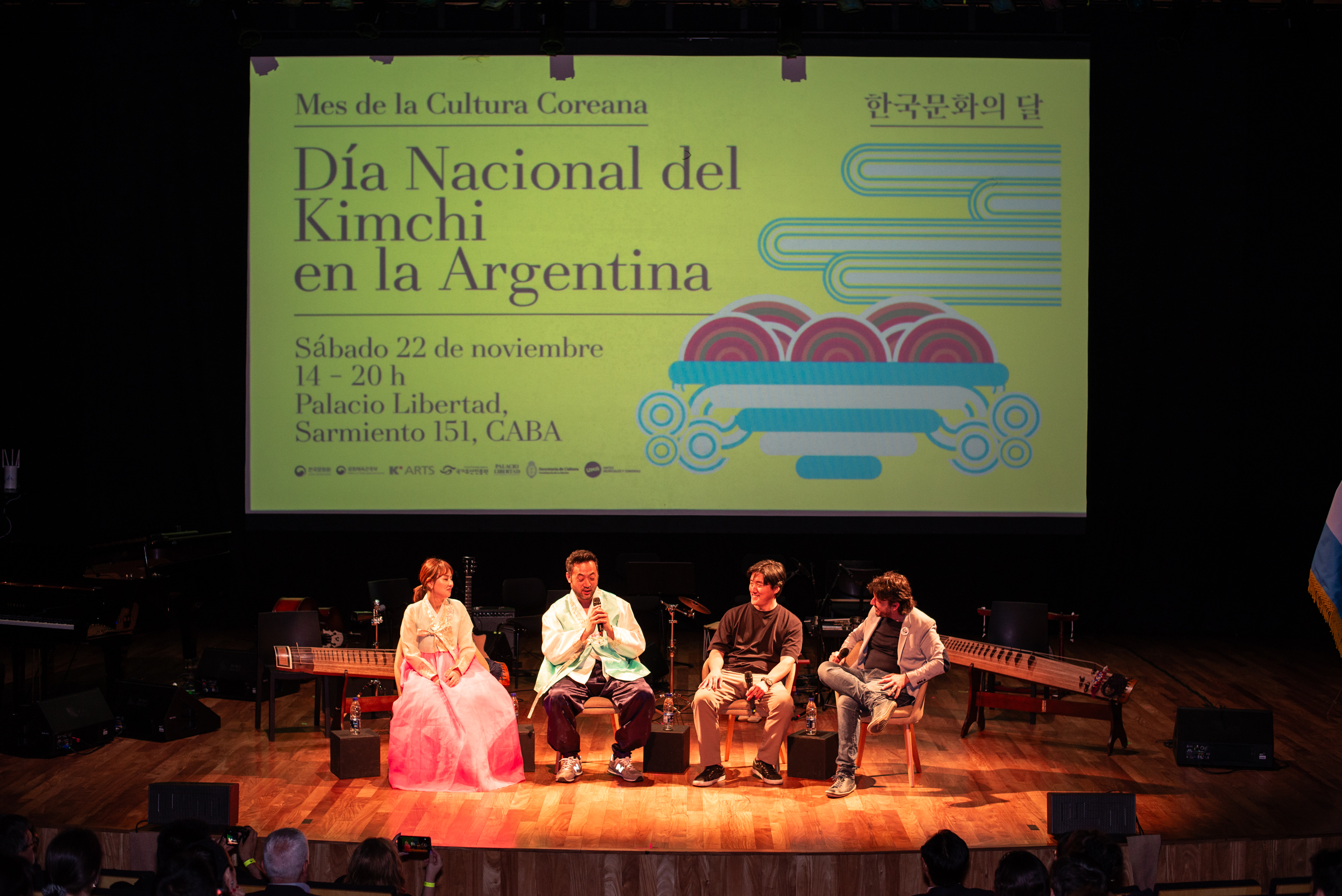 의자에 앉아서 이야기를 나누는 네사람