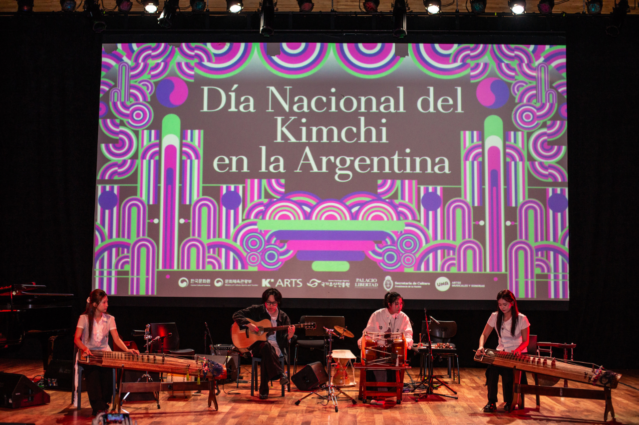 거문고,기타,장구를 연주하는 네사람