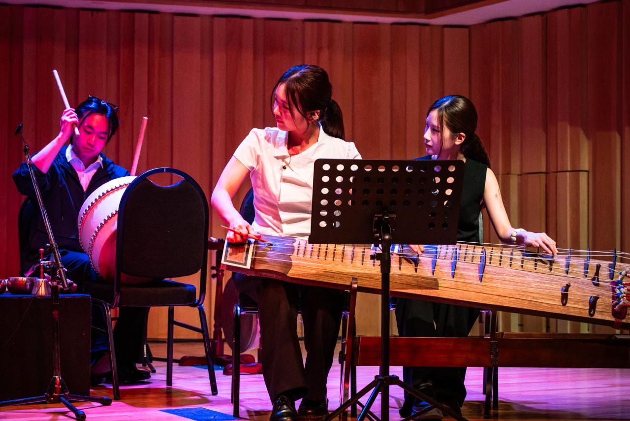 북을 치는 남자와 거문고를 연주하는 두 여자