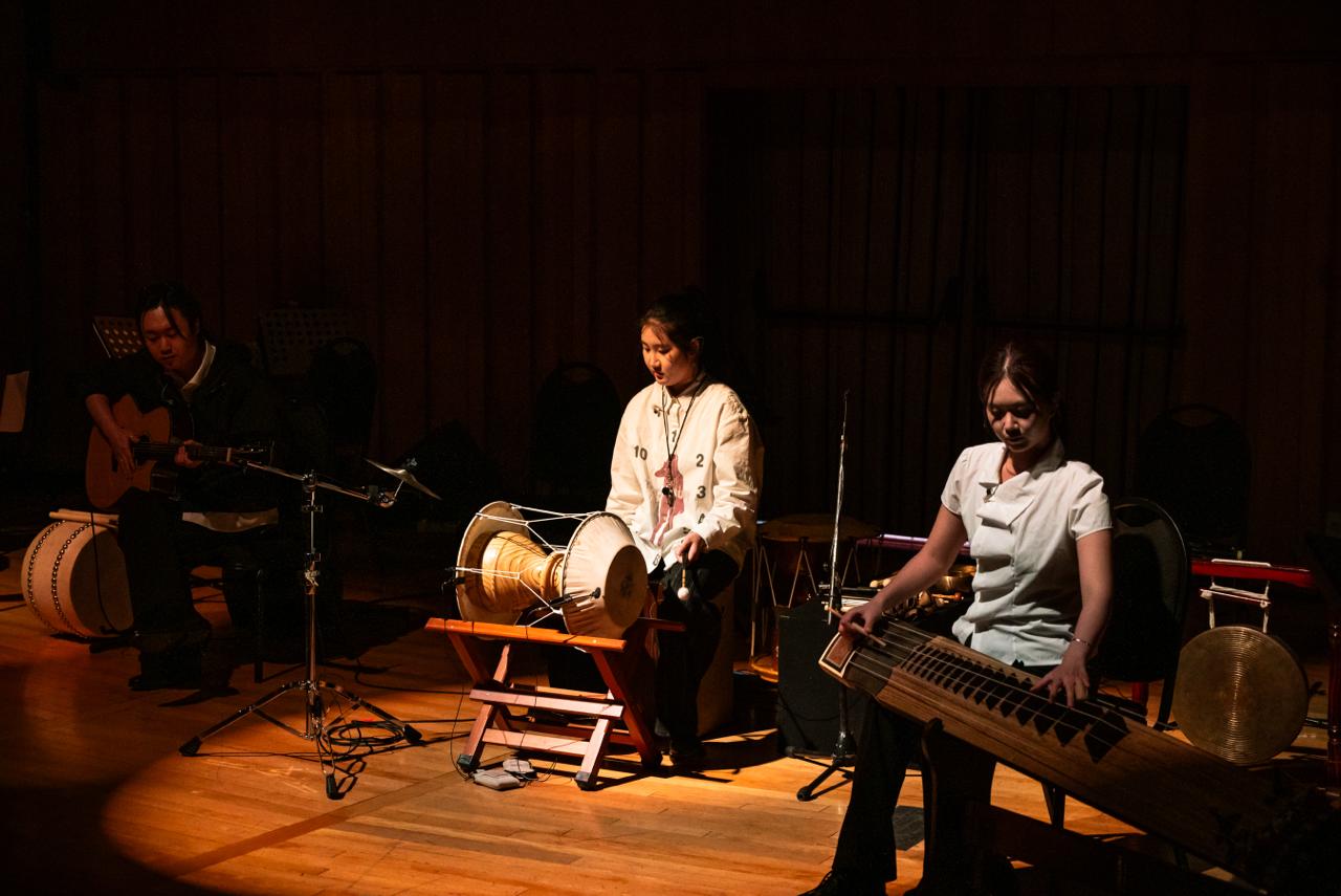 장구와 거문고 기타를 치는 세사람