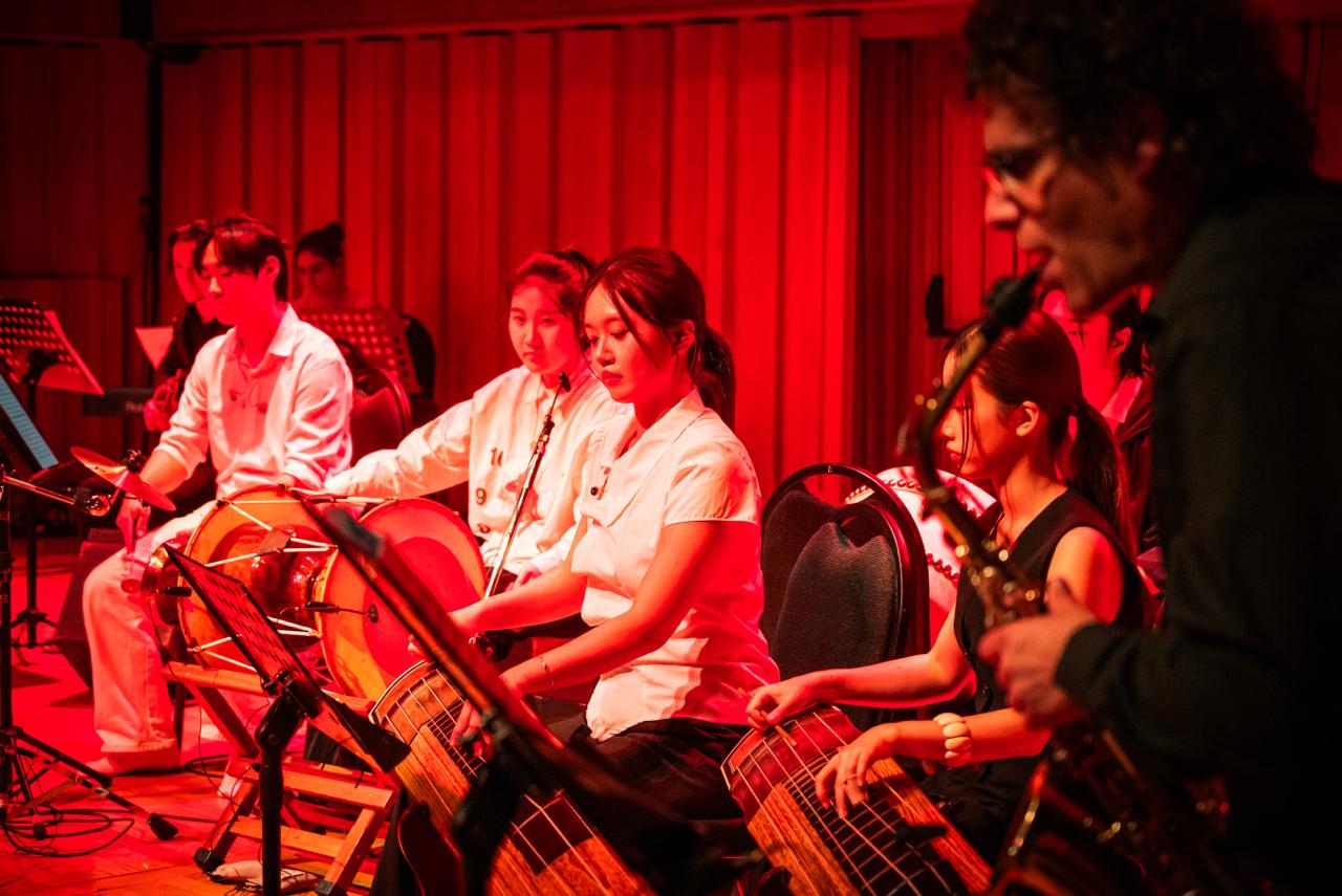 거문고를 연주하는 두여자와 색소폰을 연주하는 한 남자