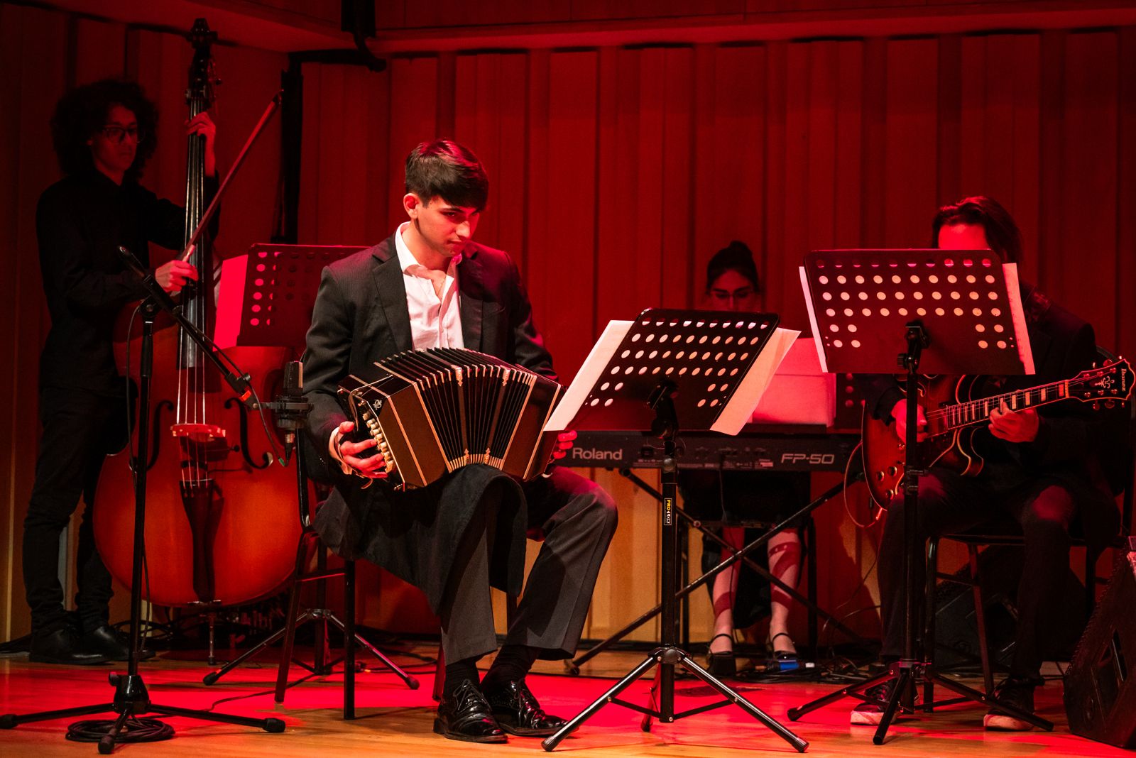 악기들을 연주하는 네사람