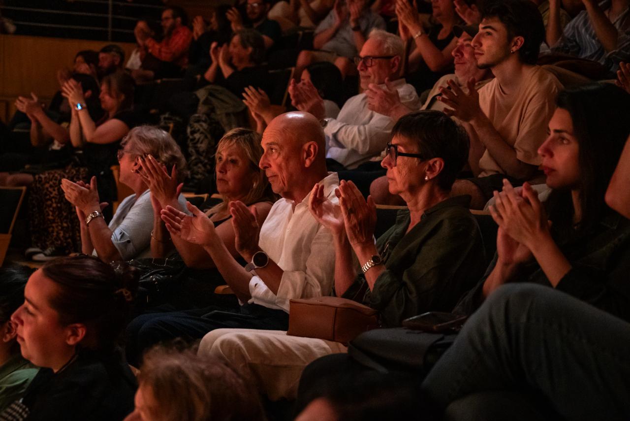 앉아서 박수치는 관중들