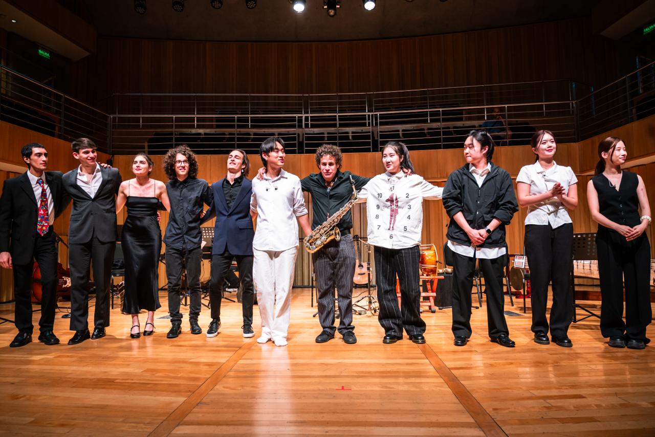 무대에서 서있는 열한사람