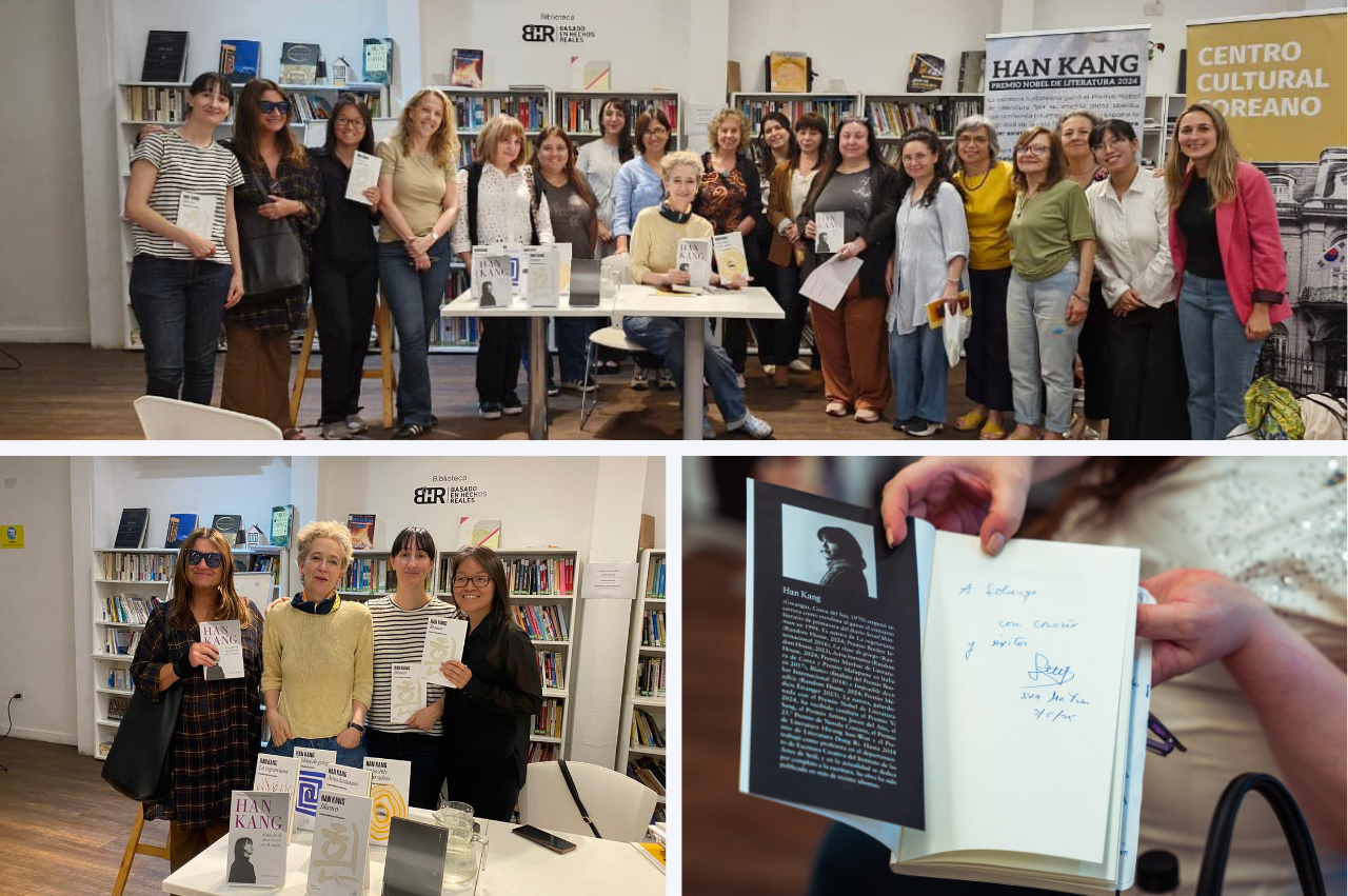 도서관에서 정면을 바라보며 기념촬영을 하는 사람들