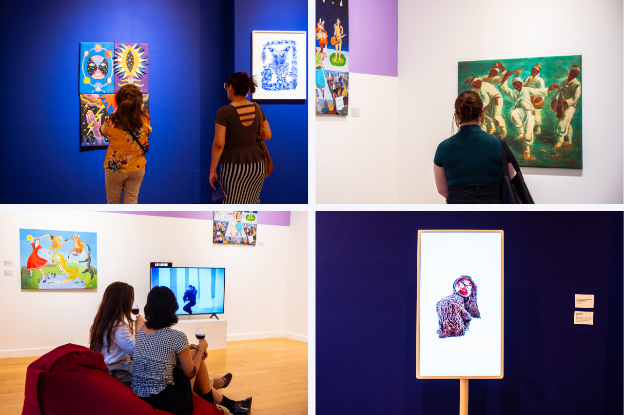 전시를 관람하고 있는 방문객들