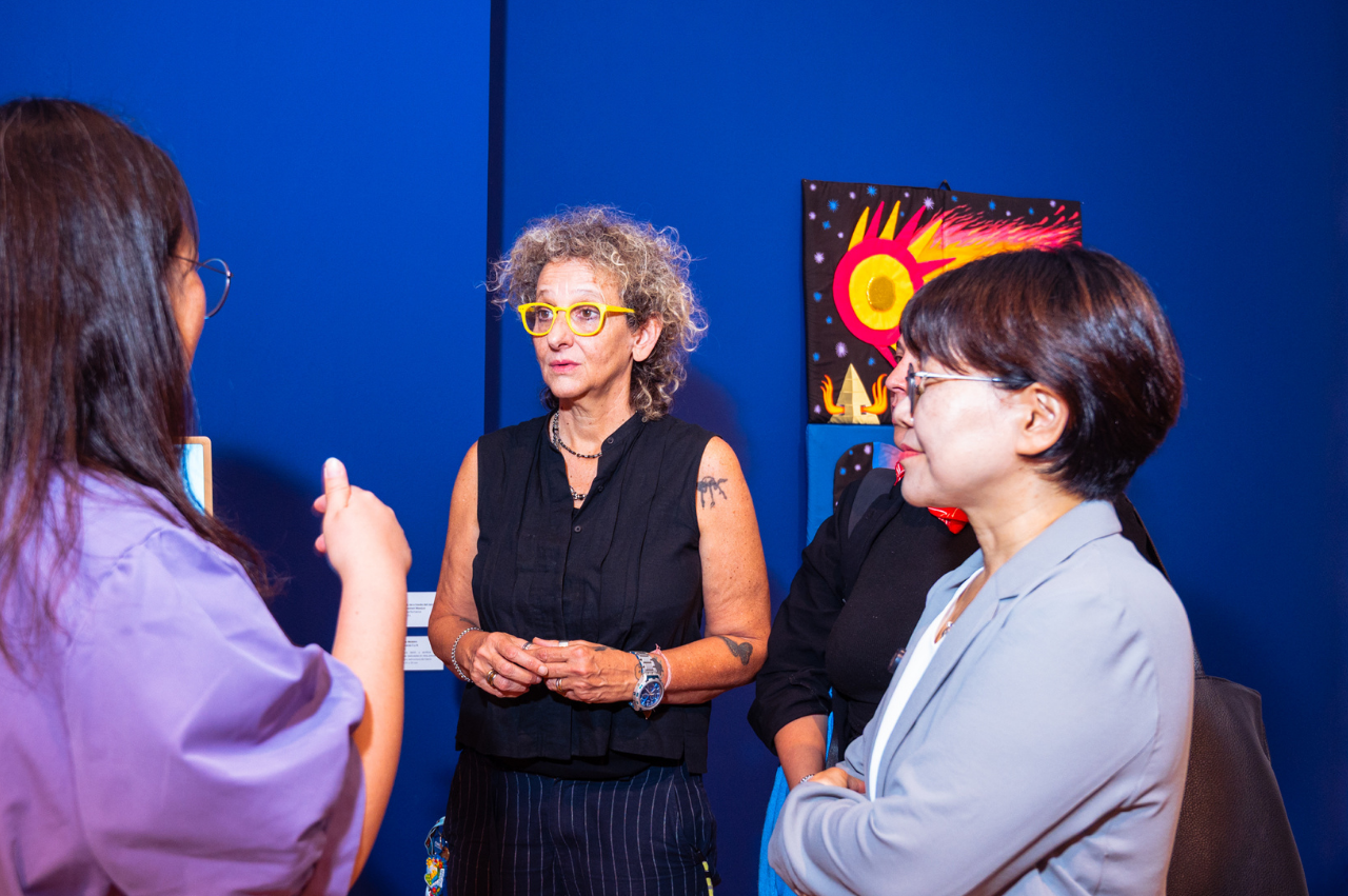 전시장에서 이야기하고있는 사람들