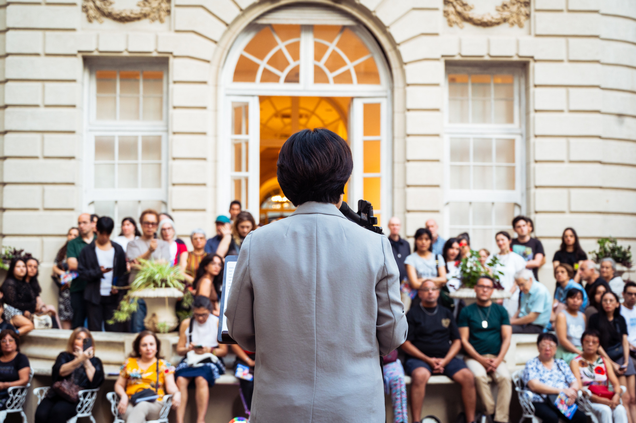 대중들 앞에서 연설하고있는 사람의 뒷모습