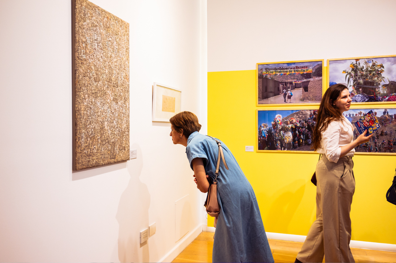 그림을 보고있는 두 여인