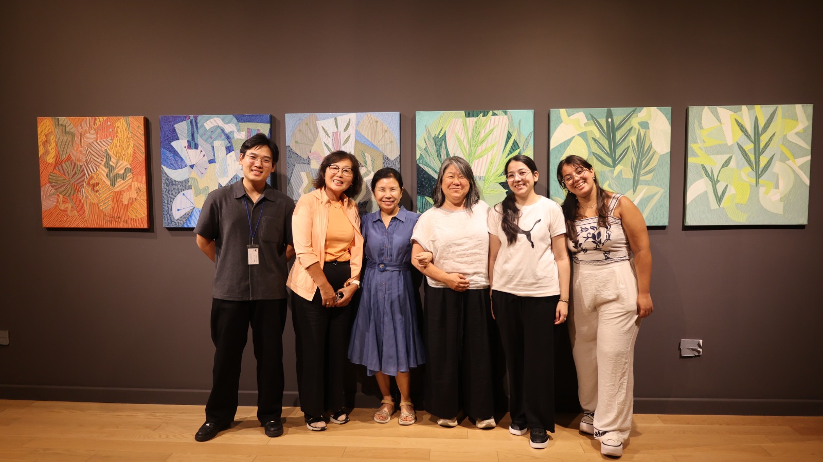 미술작품앞에서 포즈를 취하고있는 여섯사람