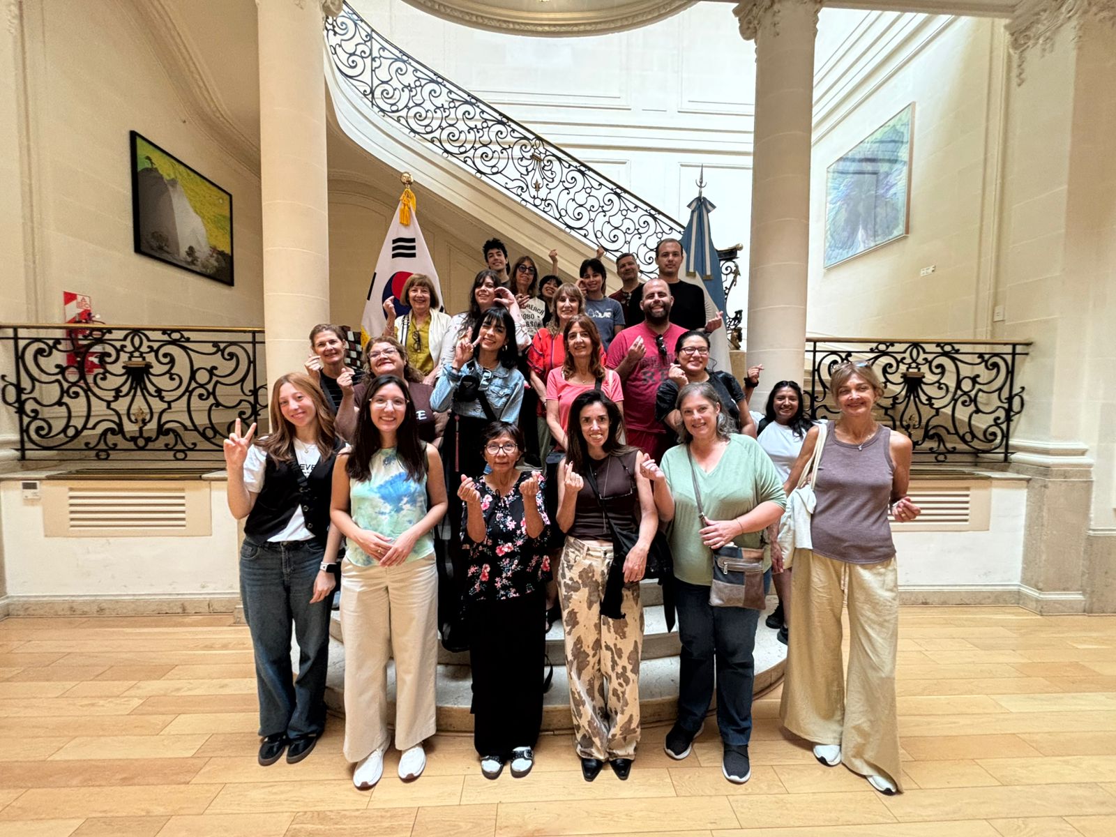 정면을보고 포즈를 취하고있는 사람들