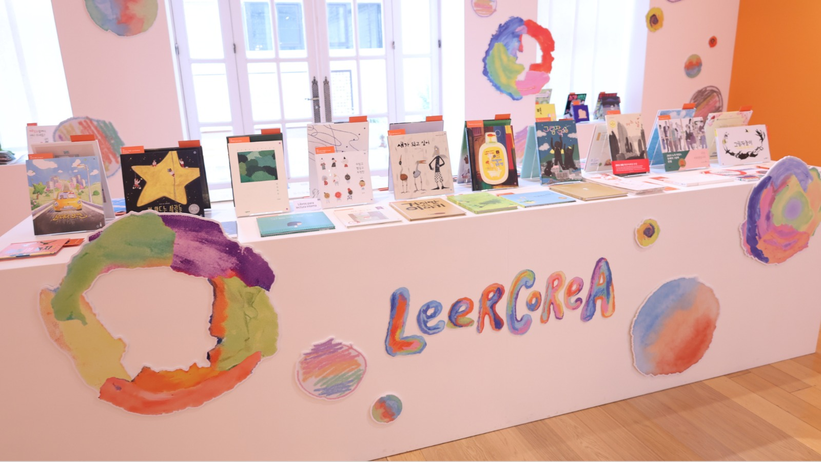 책이 놓여있는 전시 공간