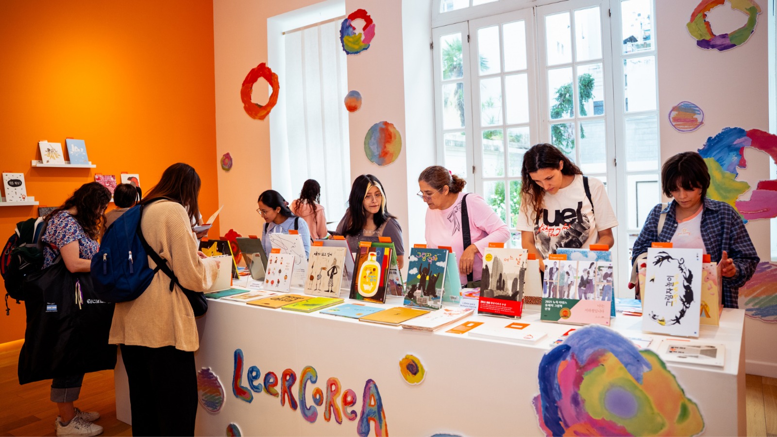 책을 보고 있는 사람들