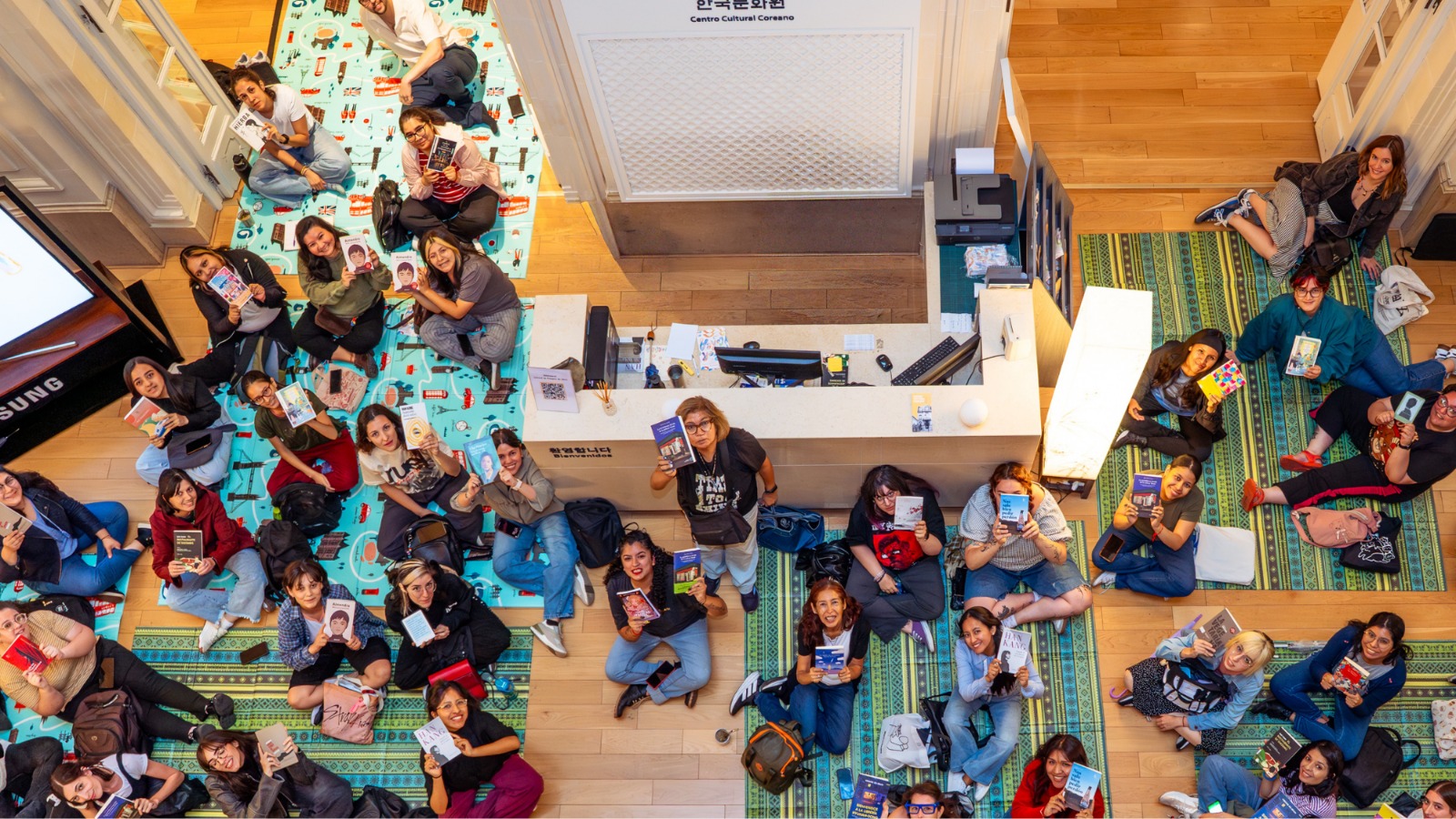 책을 들고있는 대중들