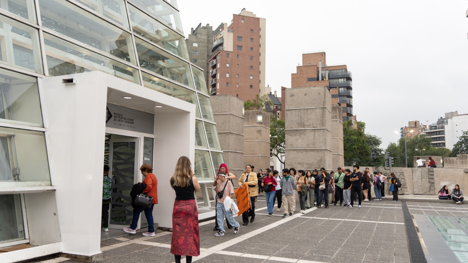 줄을서고 박물관에 입장하는 사람들