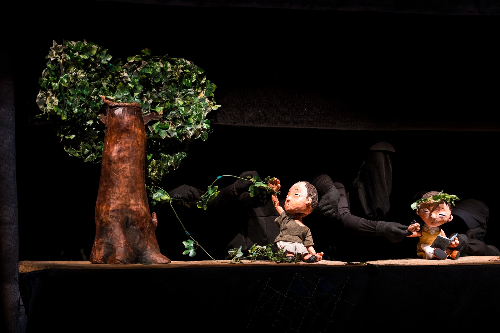 나무와 아이 인형극