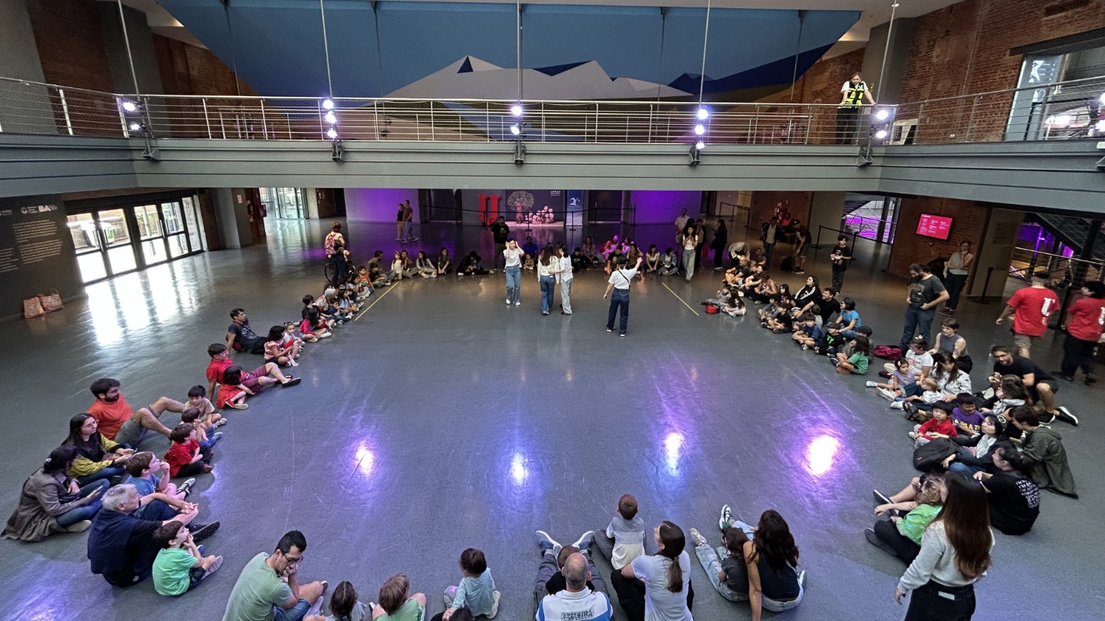 강당에 모여있는 대중들