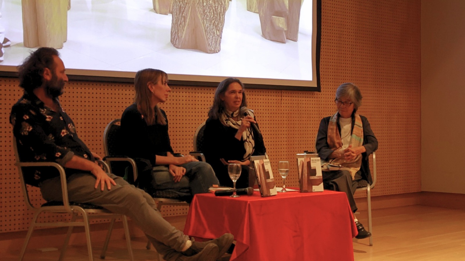 의자에 앉아 강연을 하고있는 네 사람들