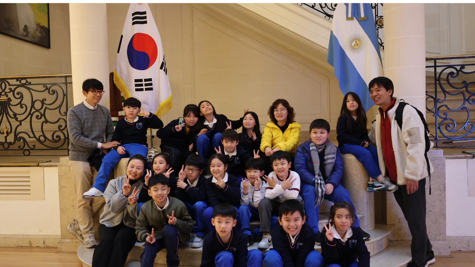 단체사진을 찍고있는 사람들