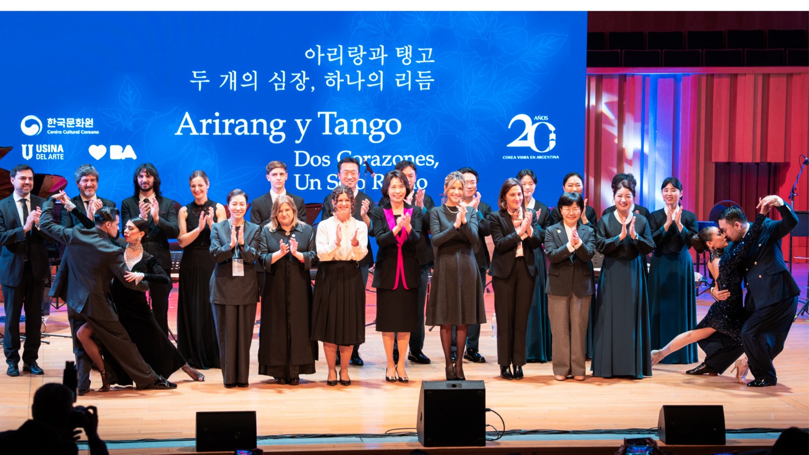 정명을 보고단체사진을 찍고있는 사람들
