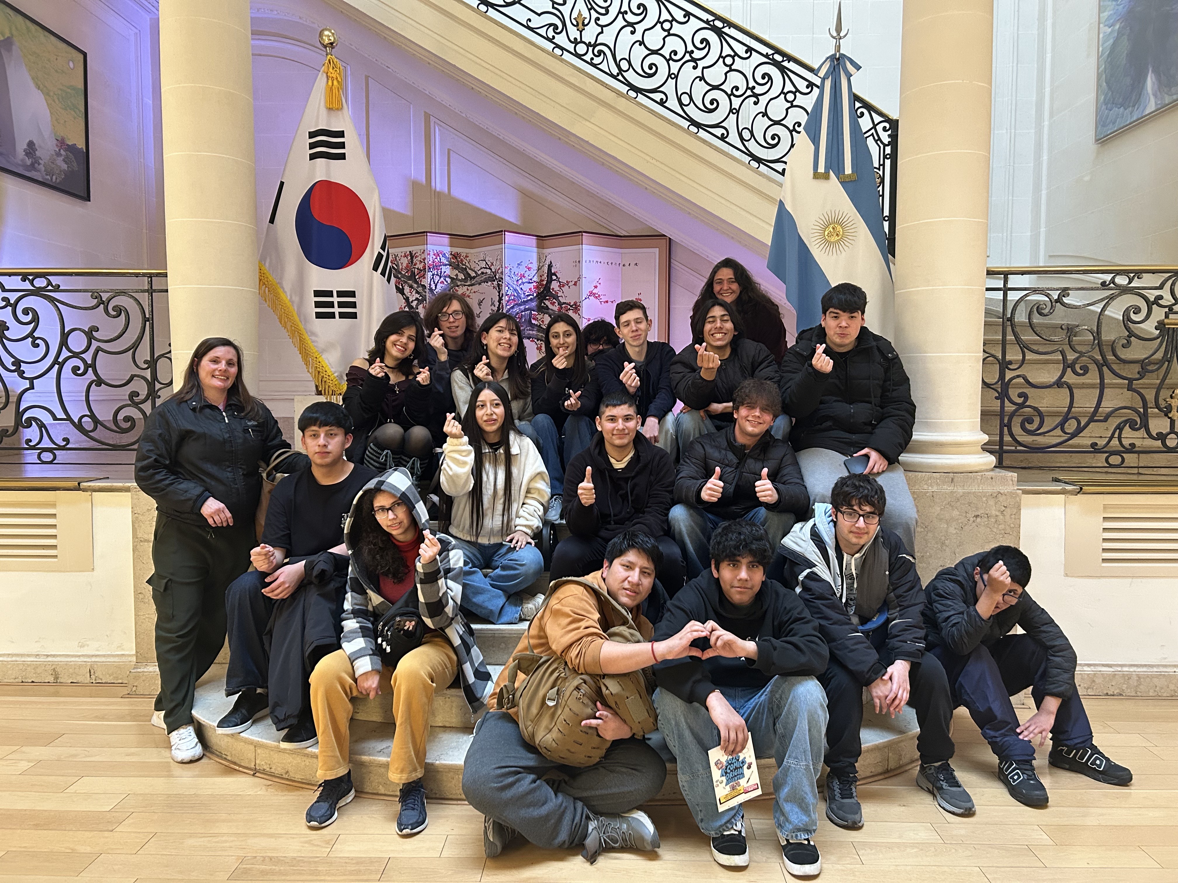 단체사진을 찍고있는 사람들