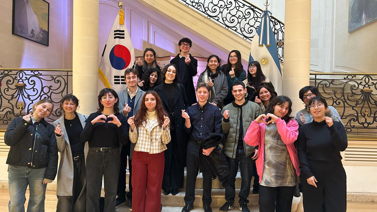 단체사진을 찍고있는 사람들