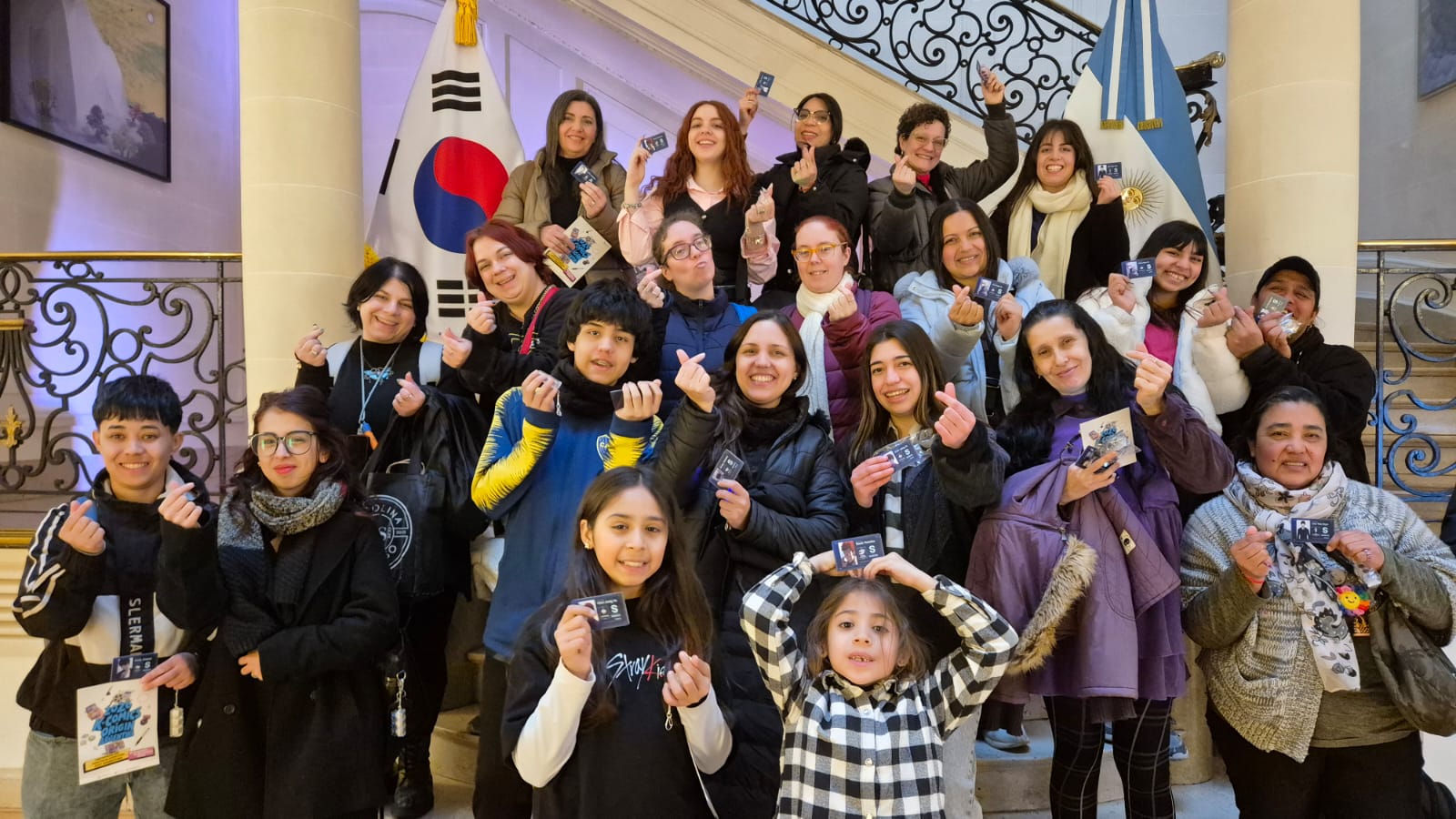 단체사진을 찍고있는 사람들