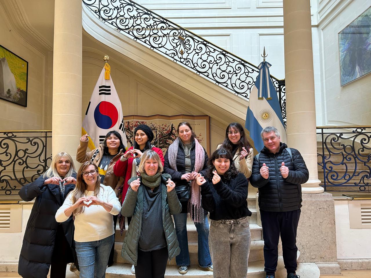 단체사진을 찍고있는 사람들