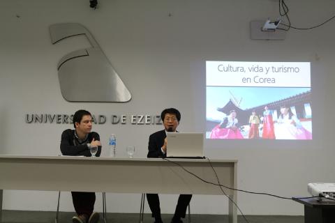 El Director Jang ofreció una charla sobre turismo en la Universidad de Ezeiza