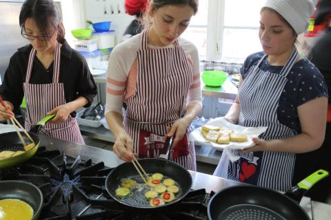 Termina exitosamente el curso de gastronomía coreana de septiembre